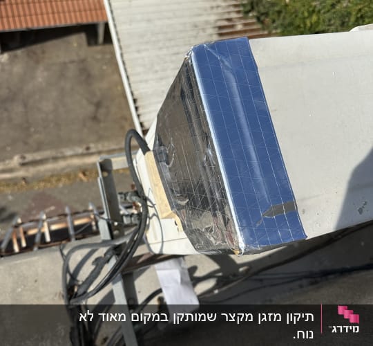 יחידת מיזוג אוויר מותקנת על גג עם חוטים מחוברים